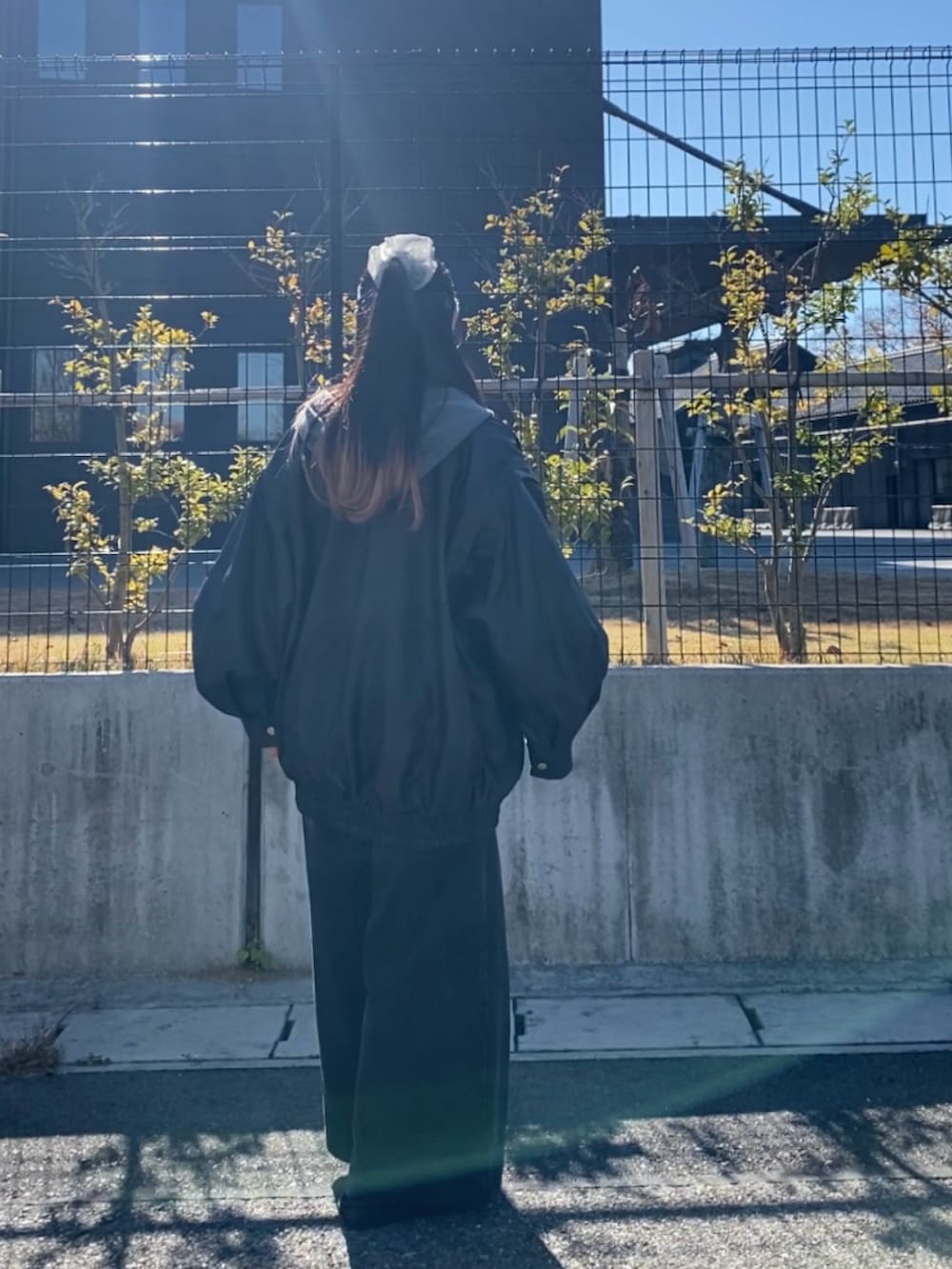 グレー系のスウェットパンツ、ブラック系のジャケット/アウター、ブラック系のデニムパンツを着用したレディースの秋コーディネートの3枚目の写真