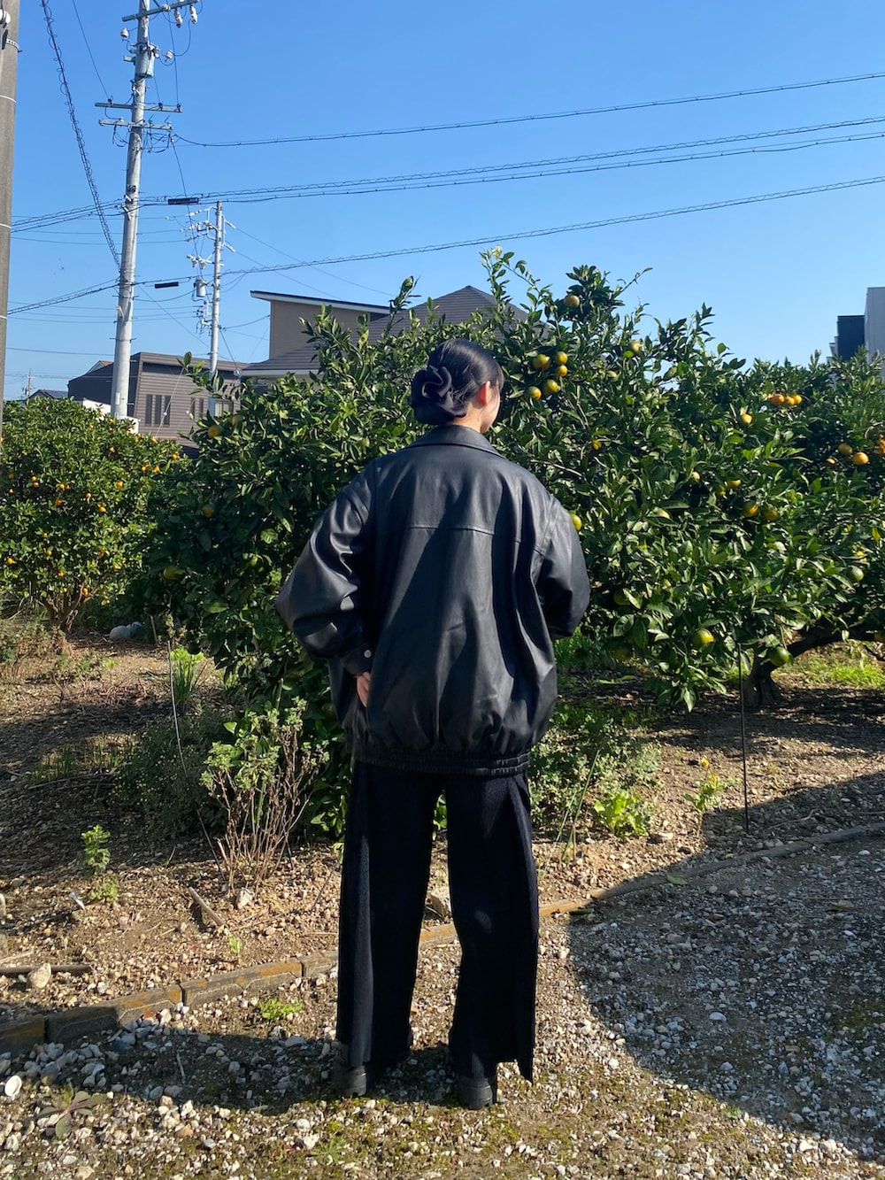 ブラック系のジャケット/アウター、ブラック系のパンツ、ブラック系のブーツを着用したレディースの秋コーディネートの3枚目の写真