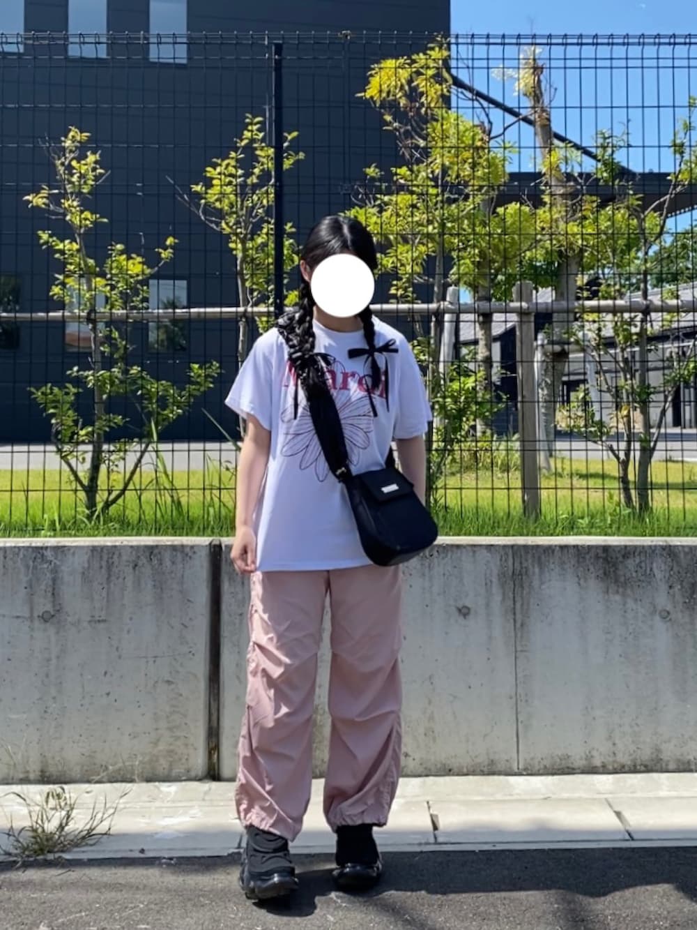 ホワイト系のTシャツ/カットソー、ブラック系のスニーカー、ブラック系のバッグを着用したレディースの夏コーディネートの3枚目の写真