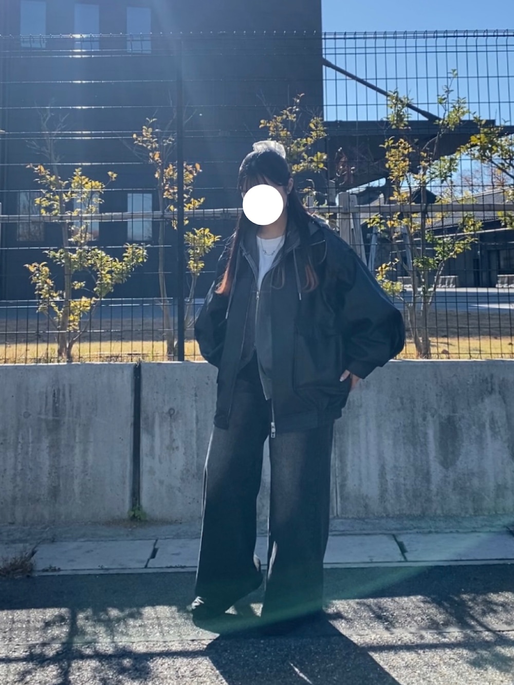 グレー系のスウェットパンツ、ブラック系のジャケット/アウター、ブラック系のデニムパンツを着用したレディースの秋コーディネートの2枚目の写真