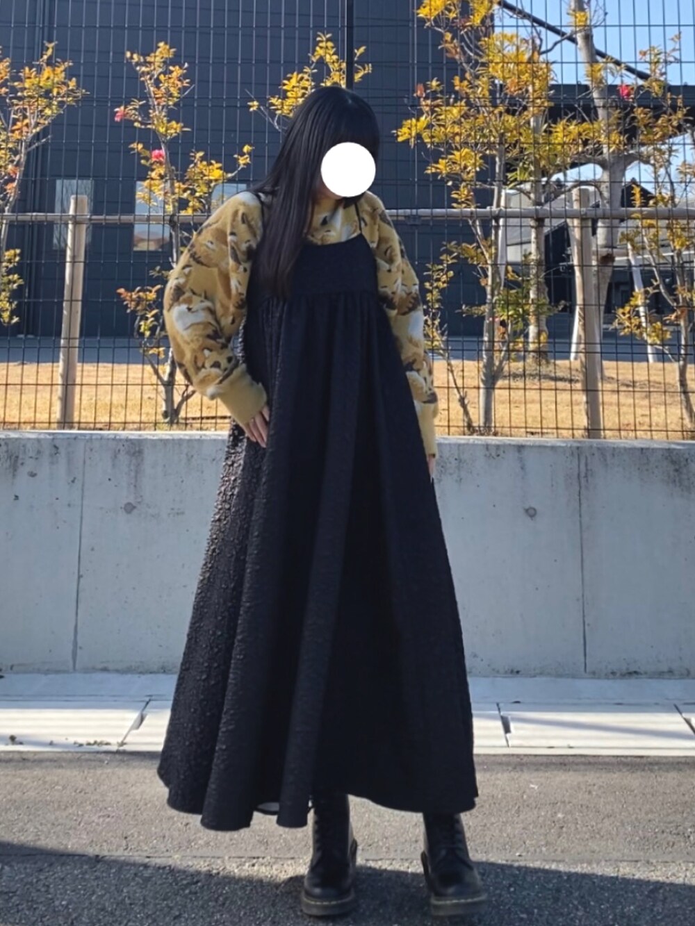 ブラック系のワンピース/ドレス、イエロー系のトップス、ホワイト系のソックス/靴下を着用したレディースの春コーディネートの2枚目の写真