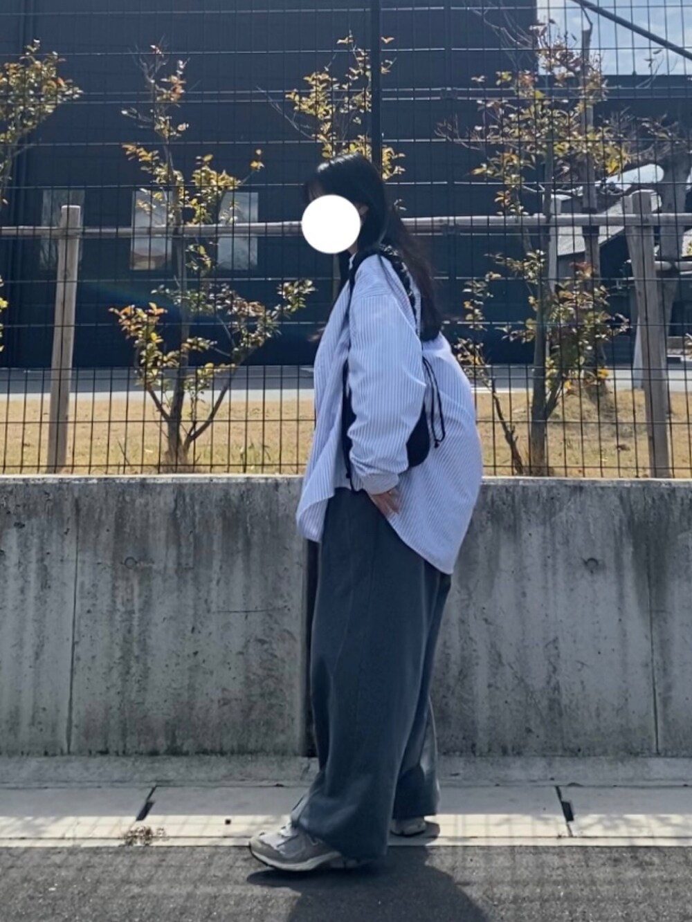 グレー系のスウェットパンツ、グレー系のスニーカー、ブルー系のシャツ/ブラウスを着用したレディースの春コーディネートの5枚目の写真