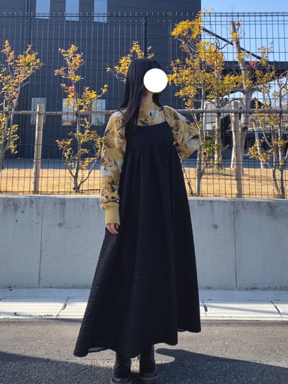 ブラック系のワンピース/ドレス、イエロー系のトップス、ホワイト系のソックス/靴下を着用したレディースの春コーディネートの4枚目の写真