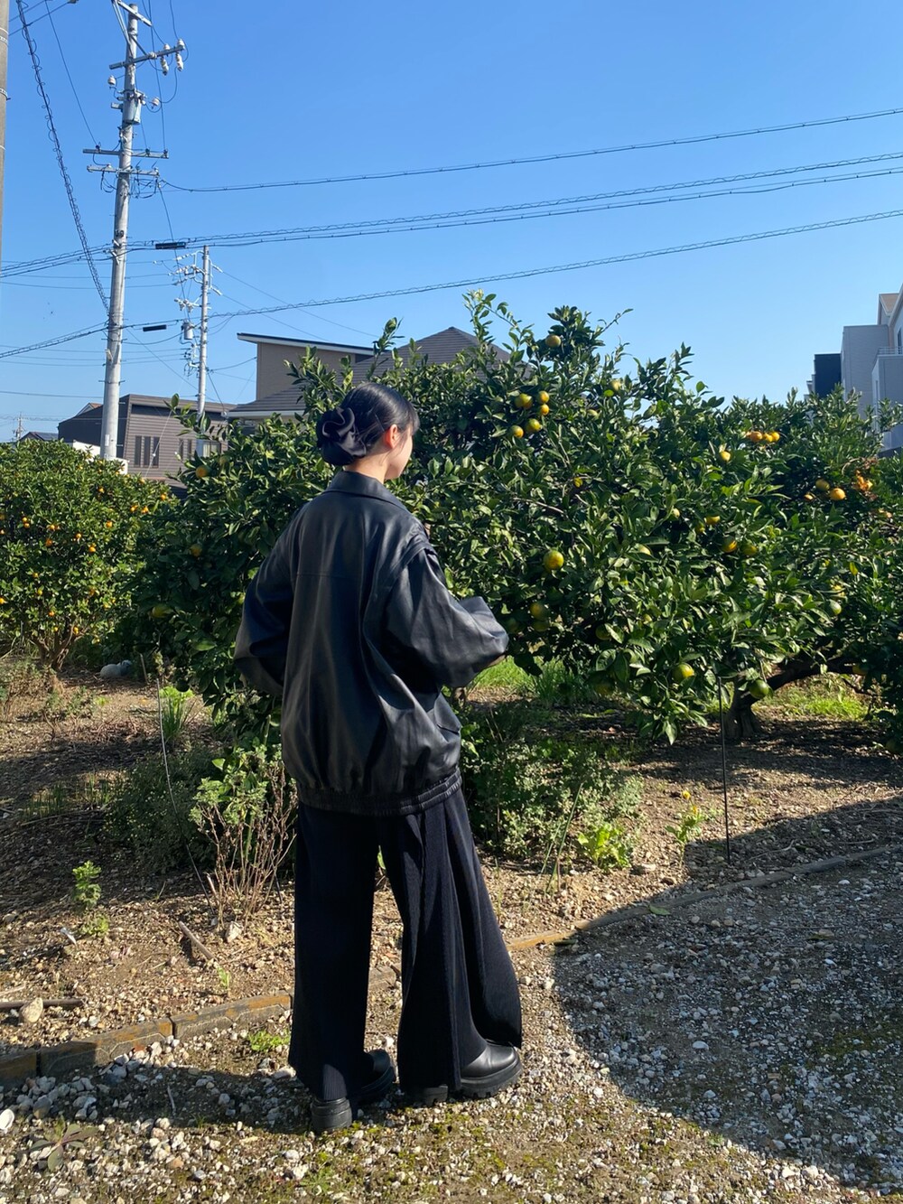 ブラック系のジャケット/アウター、ブラック系のパンツ、ブラック系のブーツを着用したレディースの秋コーディネートの2枚目の写真