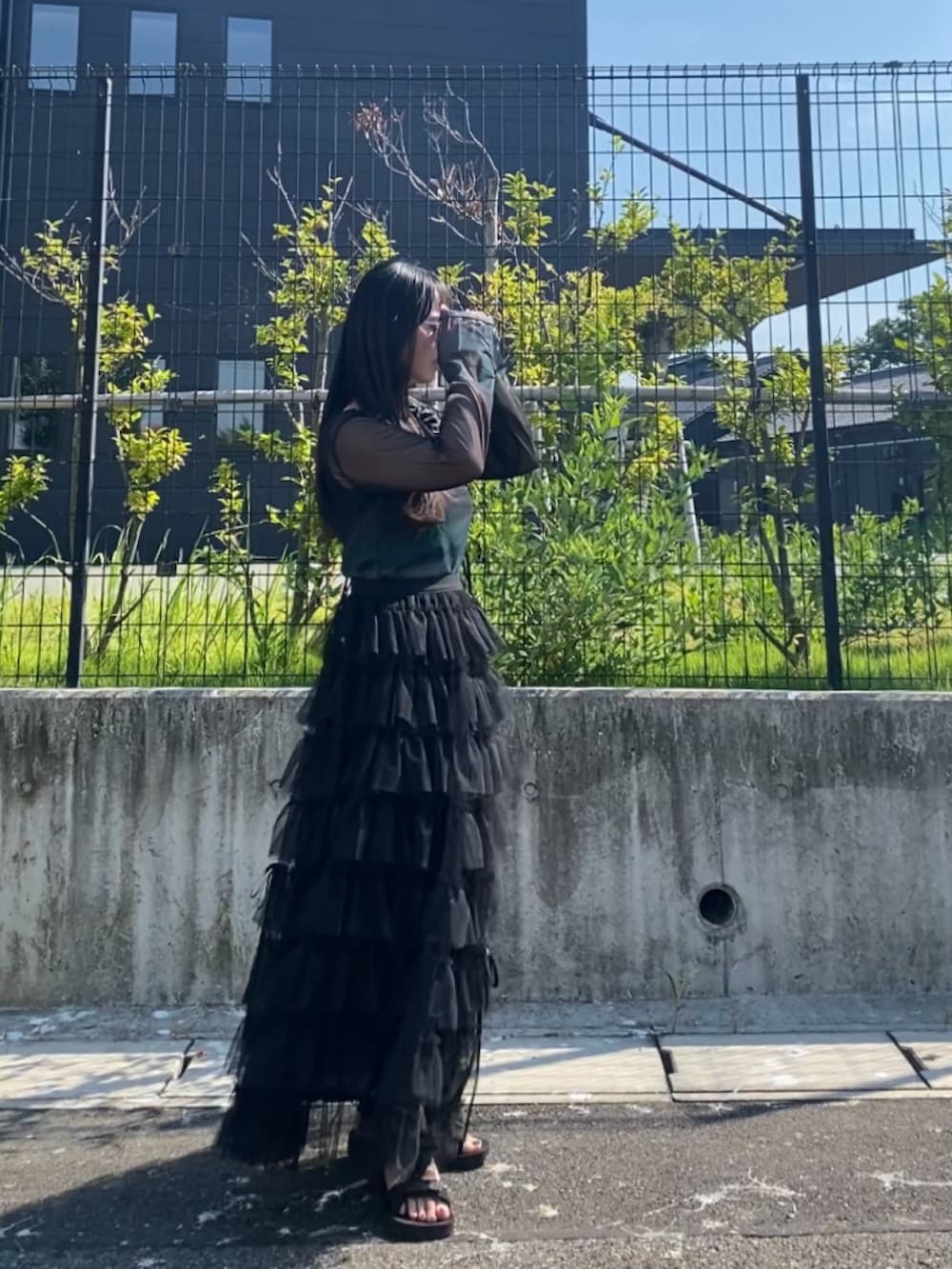 ベージュ系のスカートを着用したレディースの夏コーディネートの2枚目の写真