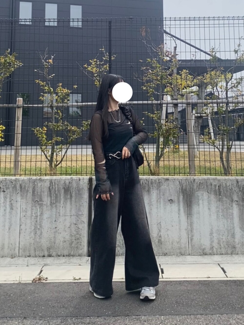 ブラック系のデニムパンツ、ブラック系のバッグを着用したレディースの春コーディネートの2枚目の写真