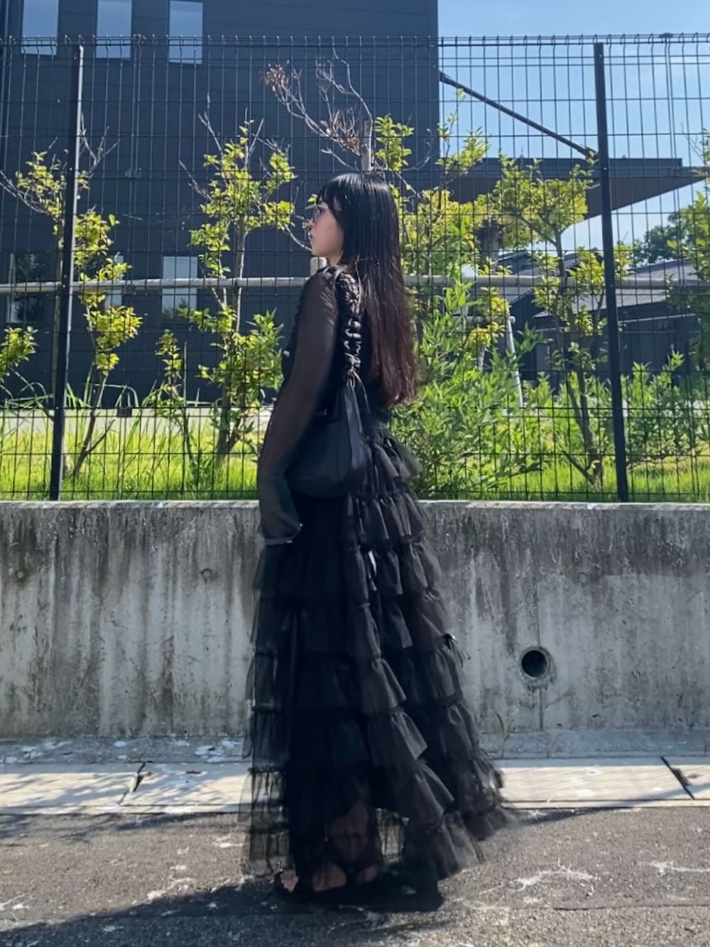 ベージュ系のスカートを着用したレディースの夏コーディネートの3枚目の写真