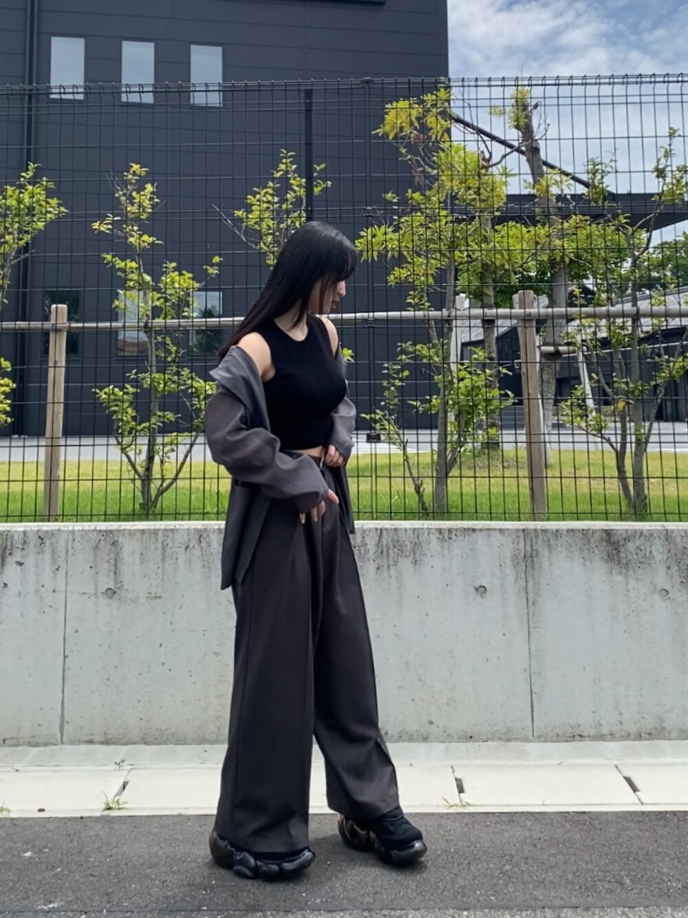グレー系のスラックス、グレー系のジャケット/アウター、ブラック系のタンクトップを着用したレディースの夏コーディネートの2枚目の写真
