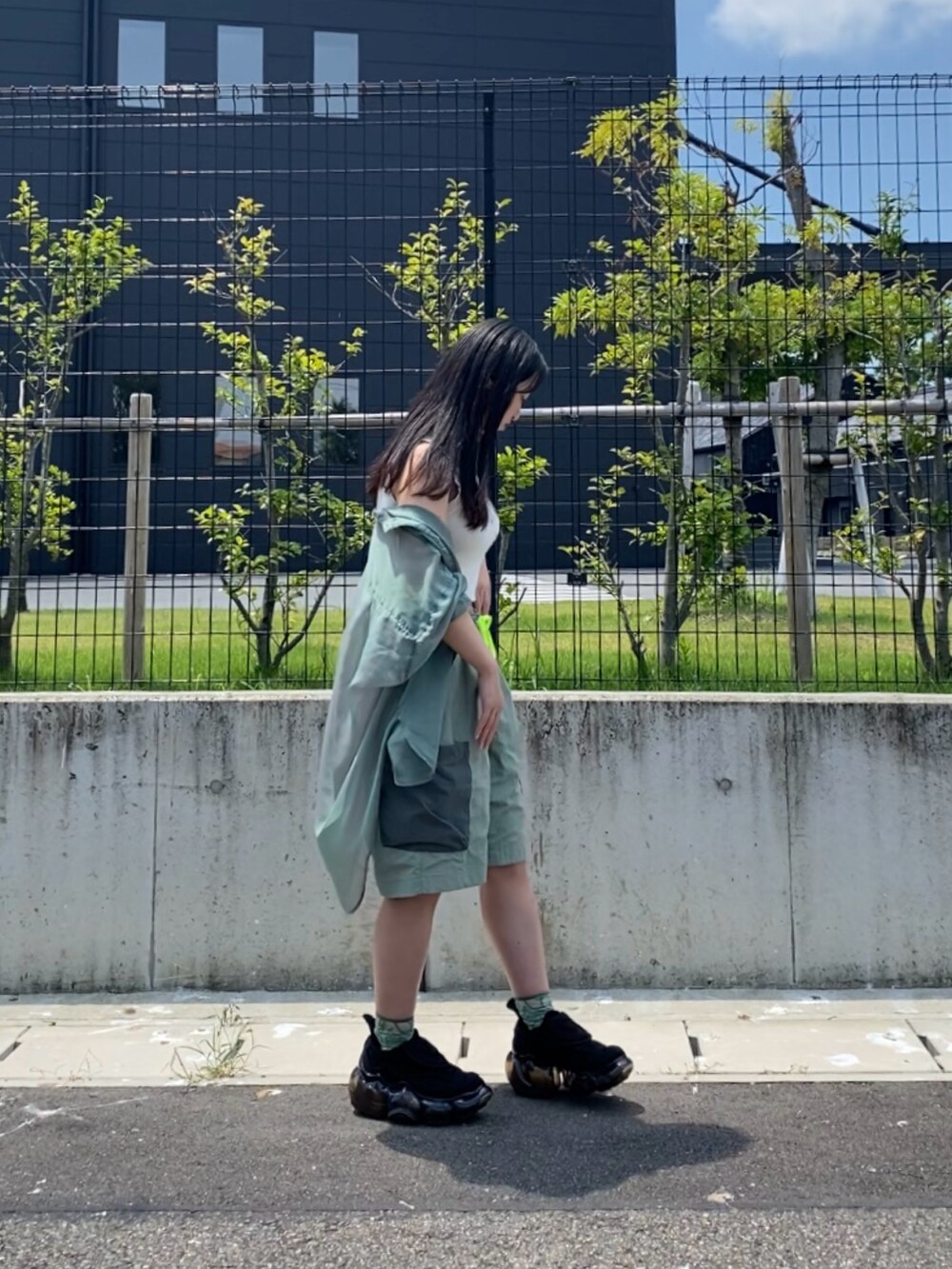 グリーン系のシャツ/ブラウス、ホワイト系のタンクトップ、グリーン系のパンツを着用したレディースの夏コーディネートの2枚目の写真