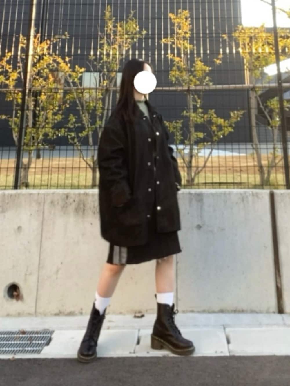 ブラック系のデニムジャケット、ブラック系のデニムスカート、グリーン系のニット/セーターを着用したレディースの冬コーディネートの3枚目の写真