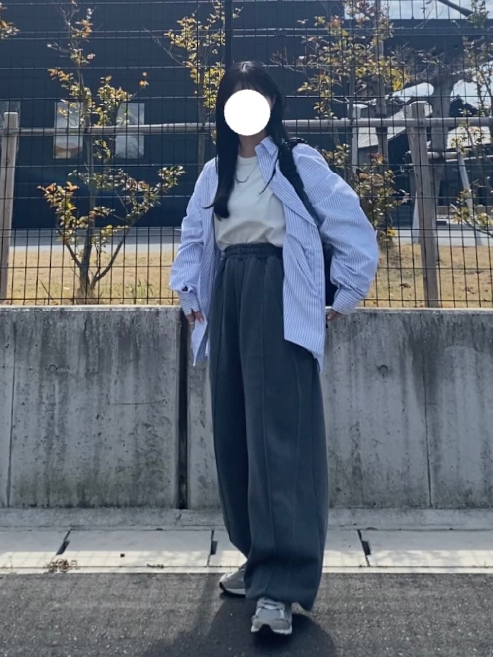 グレー系のスウェットパンツ、グレー系のスニーカー、ブルー系のシャツ/ブラウスを着用したレディースの春コーディネートの2枚目の写真