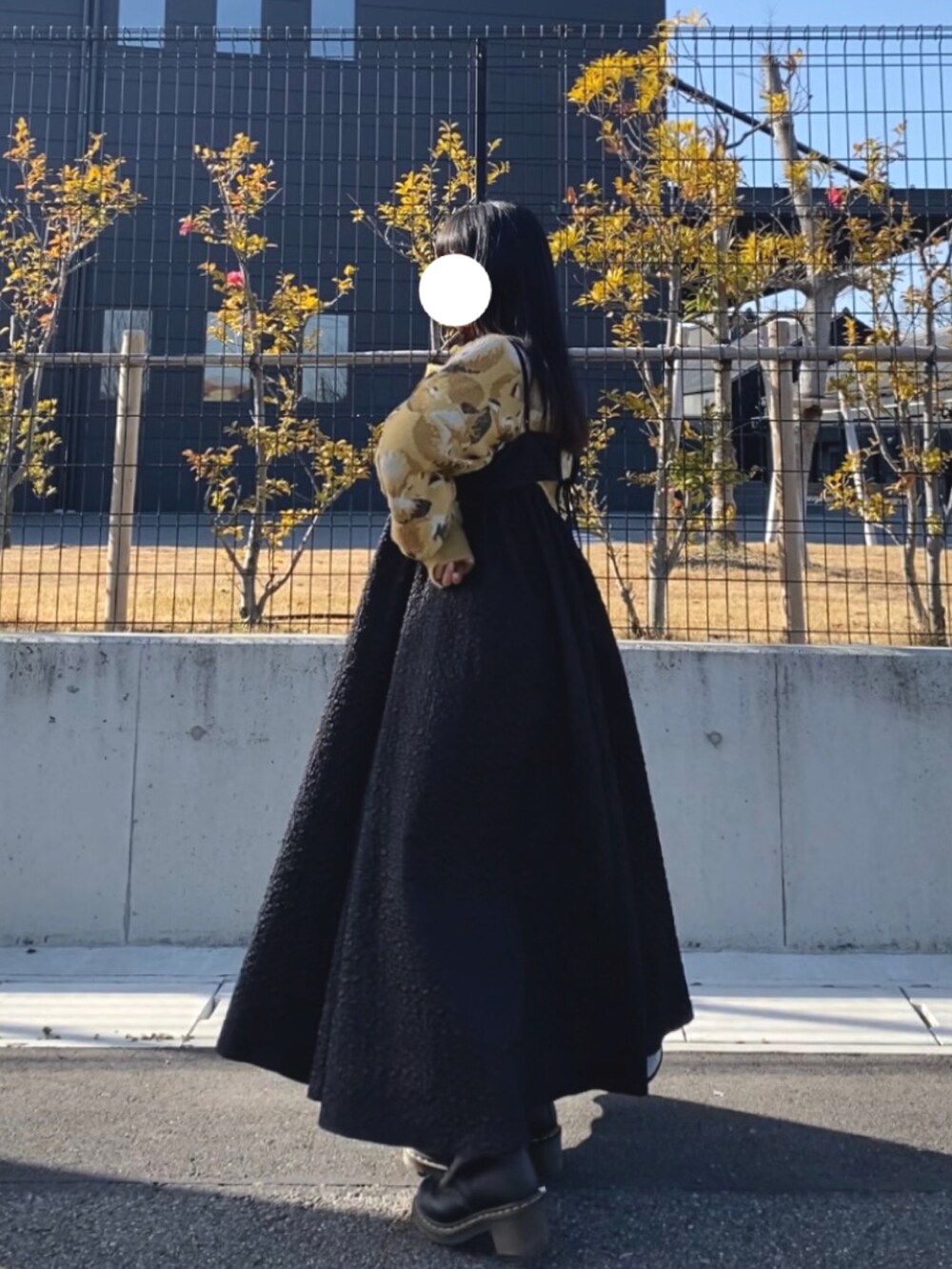 ブラック系のワンピース/ドレス、イエロー系のトップス、ホワイト系のソックス/靴下を着用したレディースの春コーディネートの3枚目の写真