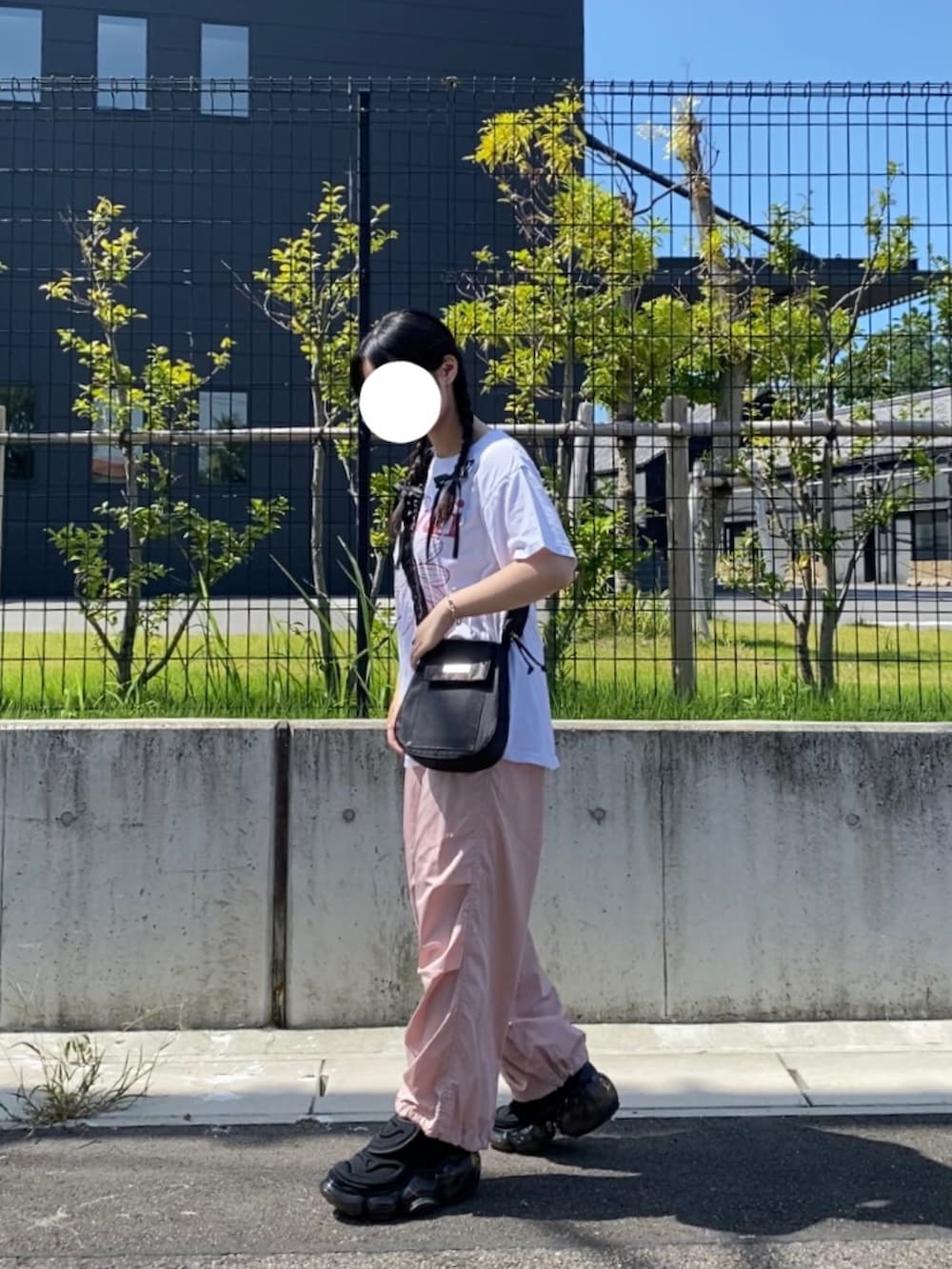 ホワイト系のTシャツ/カットソー、ブラック系のスニーカー、ブラック系のバッグを着用したレディースの夏コーディネートの4枚目の写真