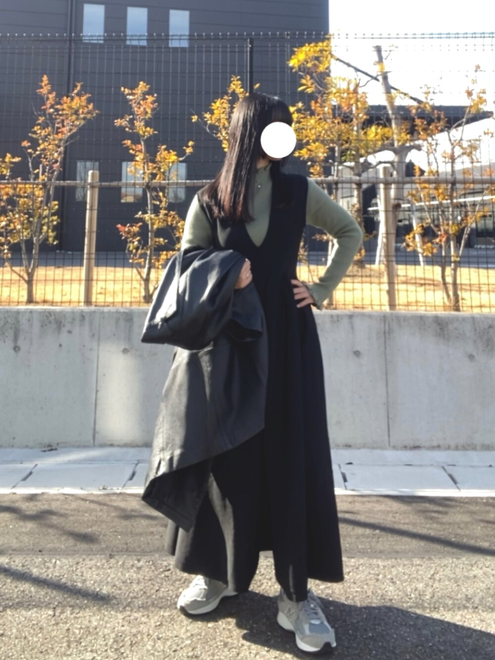 ブラック系のジャケット/アウター、グレー系のスニーカー、ブラック系のワンピース/ドレスを着用したレディースの冬コーディネートの3枚目の写真