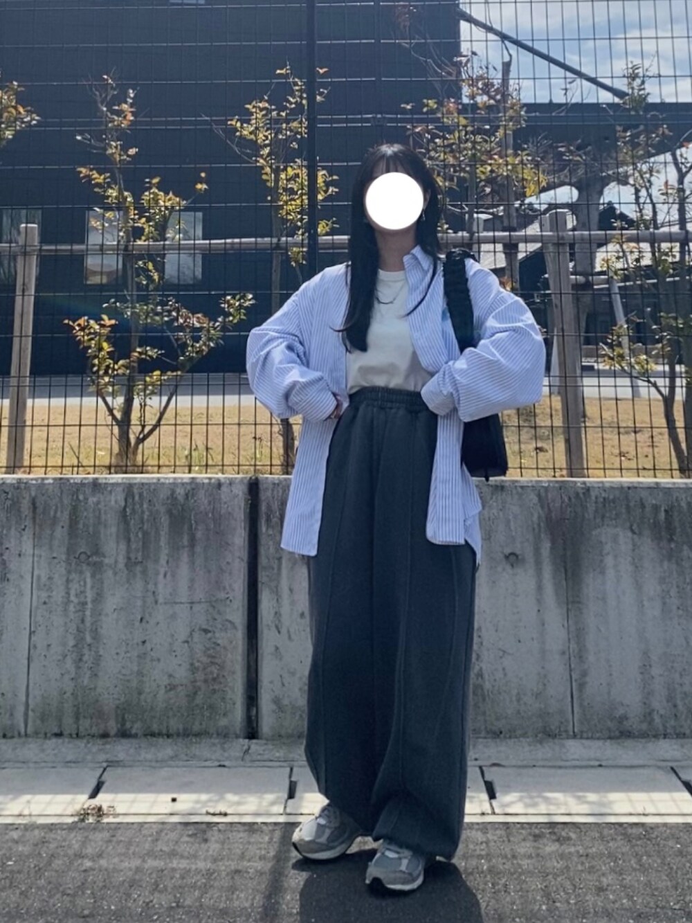 グレー系のスウェットパンツ、グレー系のスニーカー、ブルー系のシャツ/ブラウスを着用したレディースの春コーディネートの3枚目の写真