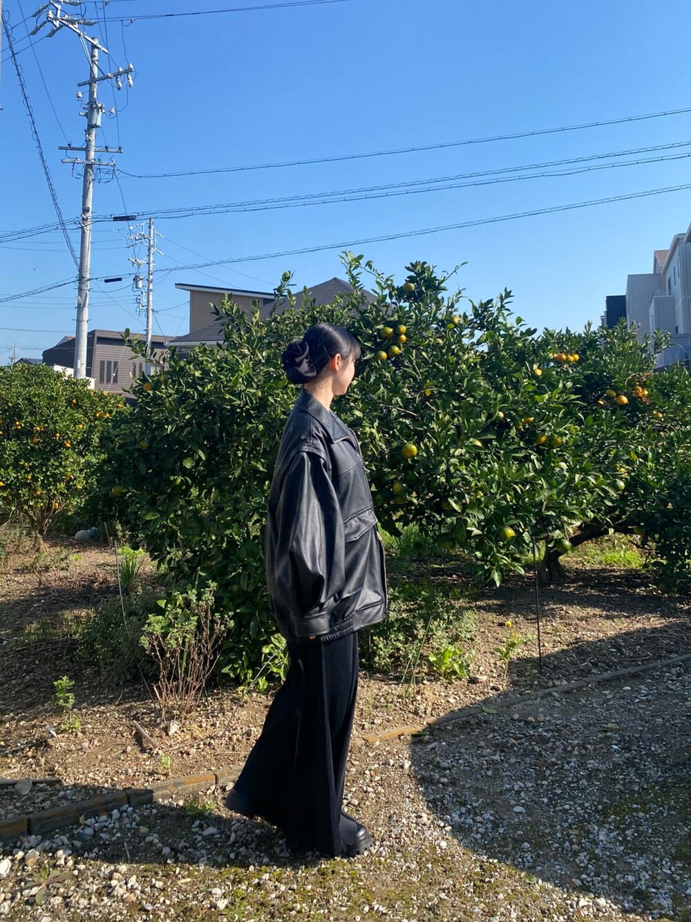 ブラック系のジャケット/アウター、ブラック系のパンツ、ブラック系のブーツを着用したレディースの秋コーディネートの4枚目の写真