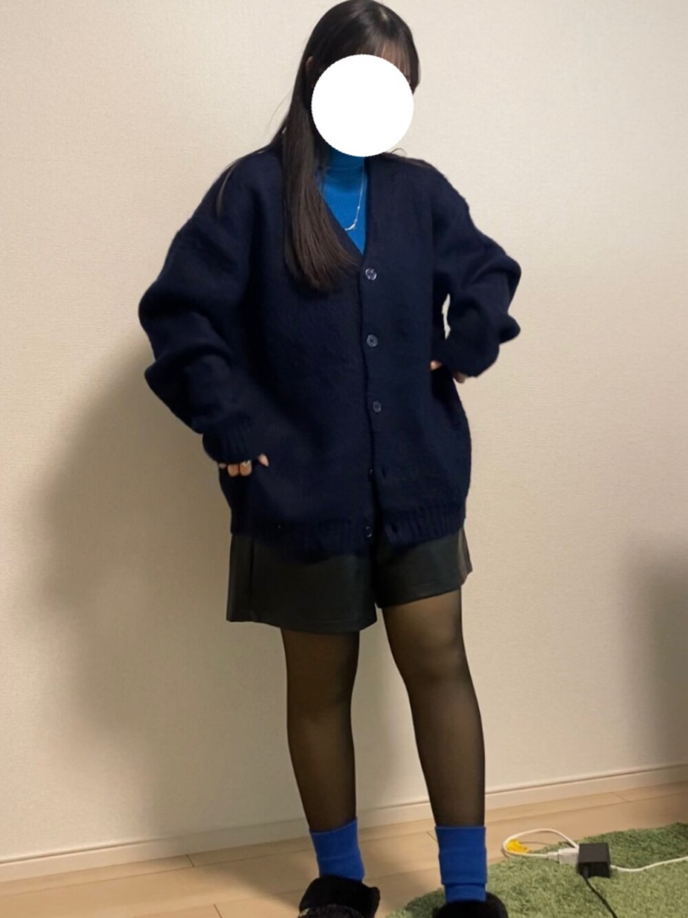 ブルー系のベスト、ブルー系のカーディガン/ボレロ、ブラック系のパンツを着用したレディースの冬コーディネートの2枚目の写真