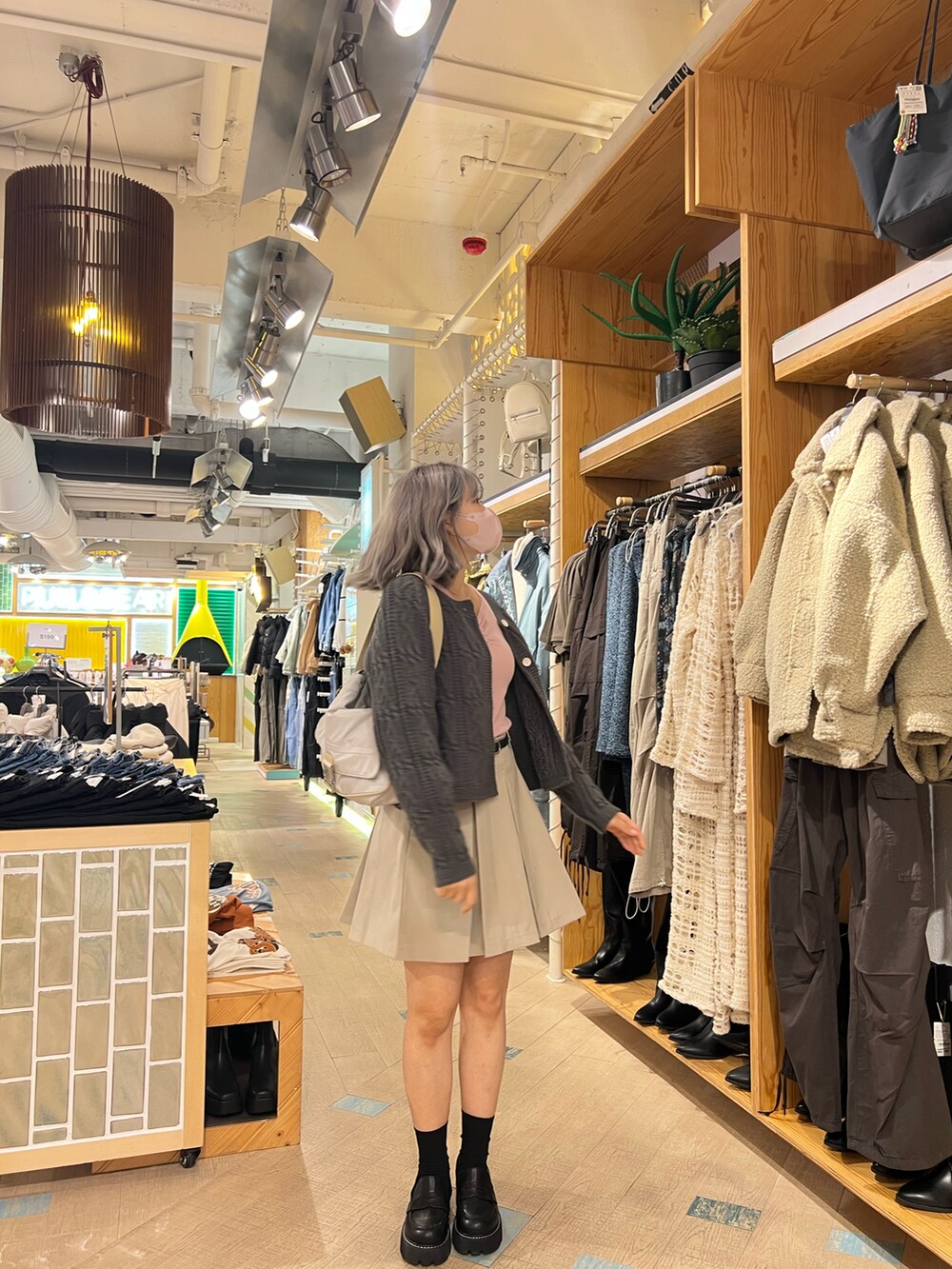 ホワイト系のショルダーバッグを着用したレディースの冬コーディネートの3枚目の写真