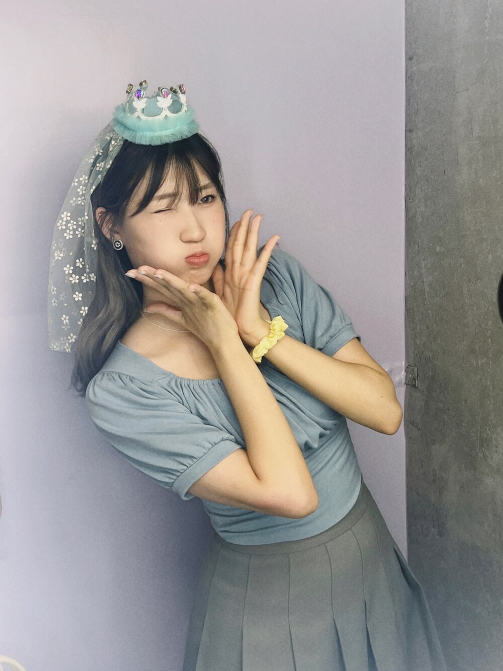 グレー系のスカート、ブルー系のトップスを着用したレディースの夏コーディネートの3枚目の写真