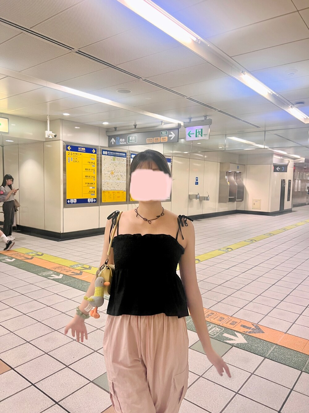 ピンク系のチノパンツ、シルバー系のスニーカー、ブラック系のキャミソールを着用したレディースの夏コーディネートの2枚目の写真