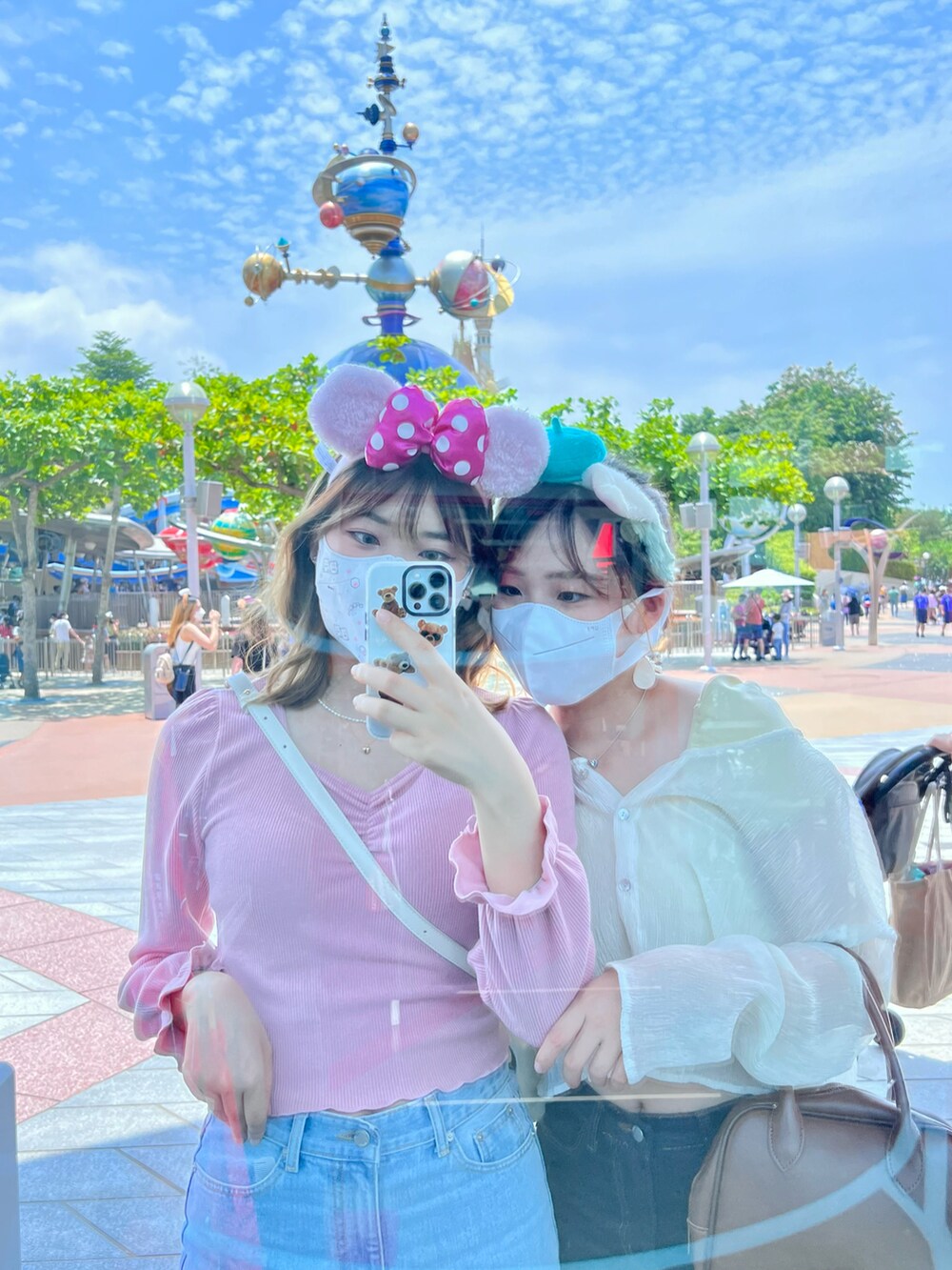 ブルー系のデニムパンツ、ベージュ系のスニーカーを着用したレディースの夏コーディネートの4枚目の写真