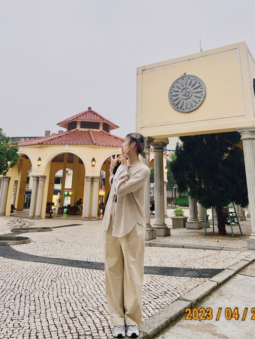 ホワイト系のスニーカーを着用したレディースの春コーディネートの2枚目の写真