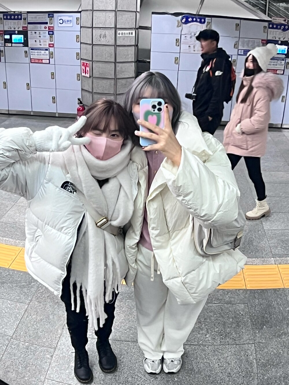 ホワイト系のスニーカー、グリーン系のショルダーバッグを着用したレディースの冬コーディネートの4枚目の写真