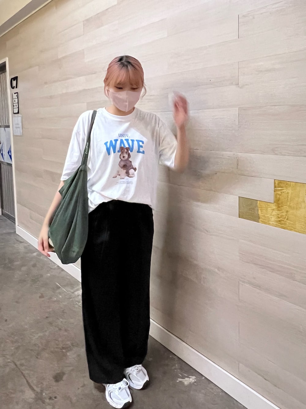 ホワイト系のスニーカーを着用したレディースの秋コーディネートの3枚目の写真