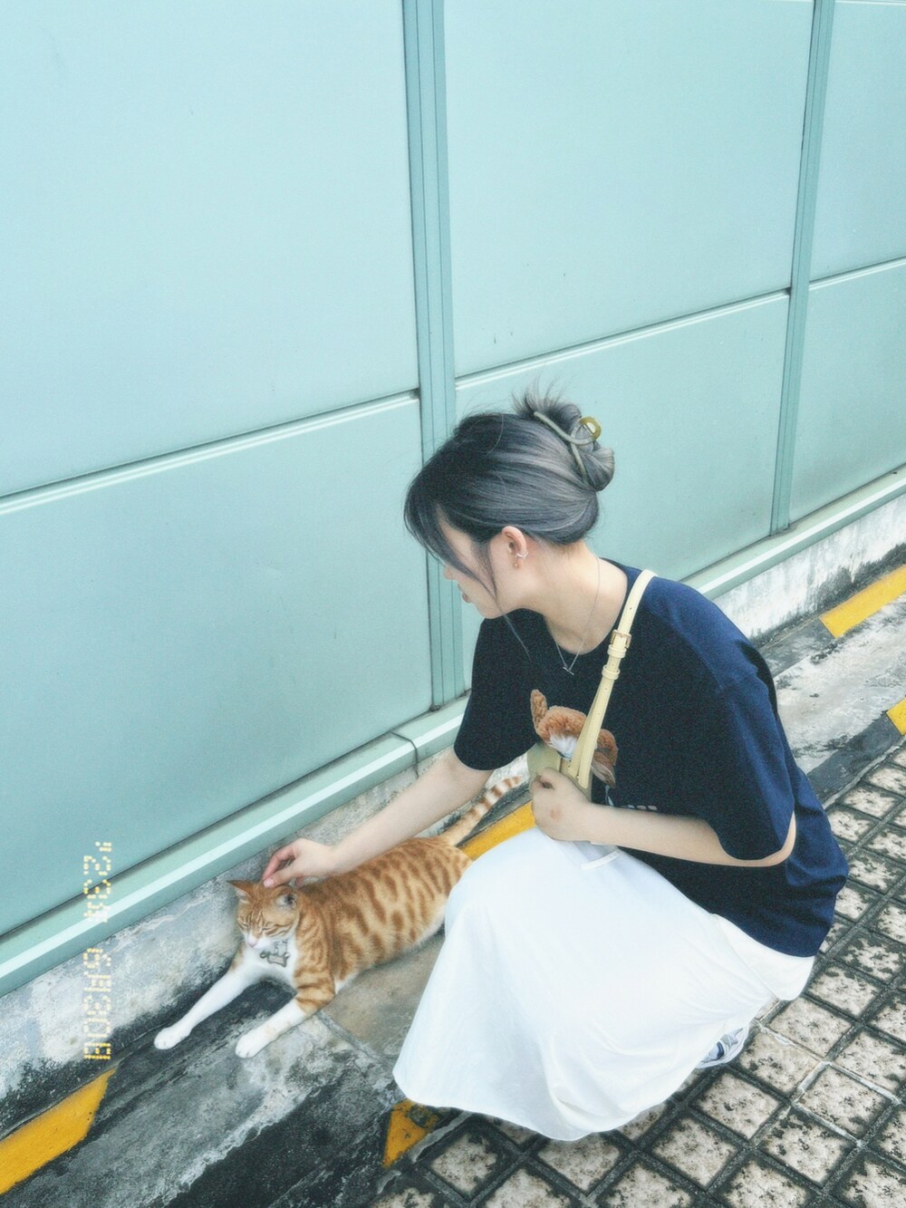 ホワイト系のスニーカー、ベージュ系のスカートを着用したレディースの夏コーディネートの3枚目の写真