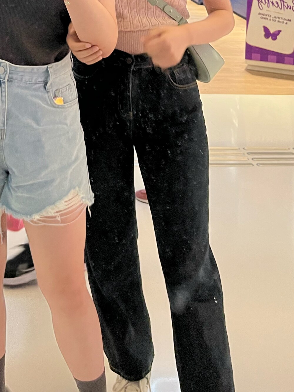 ブラウン系のバレエシューズを着用したレディースの秋コーディネートの2枚目の写真