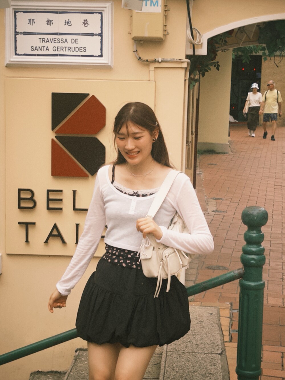 ベージュ系のワンピースを着用したレディースの夏コーディネートの2枚目の写真