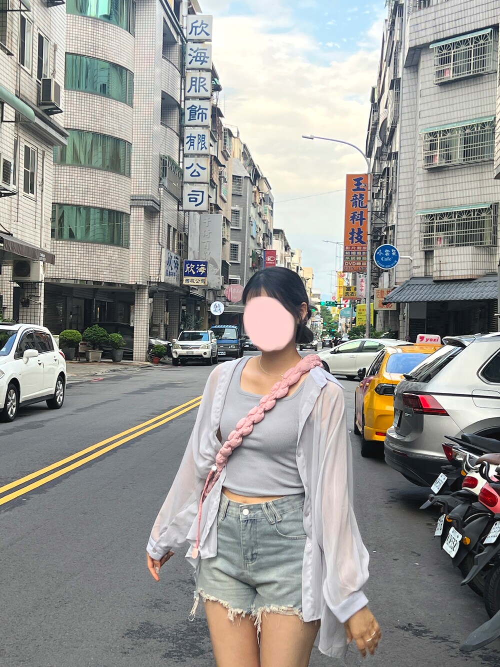 ブルー系のキャミソール、シルバー系のスニーカーを着用したレディースの夏コーディネートの2枚目の写真