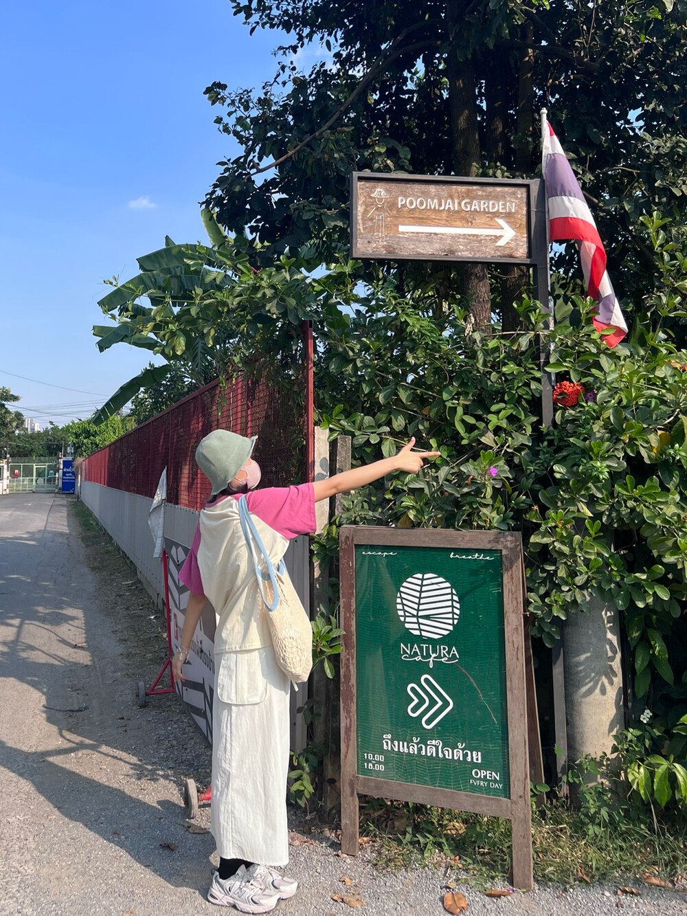 ホワイト系のスニーカーを着用したレディースの冬コーディネートの2枚目の写真