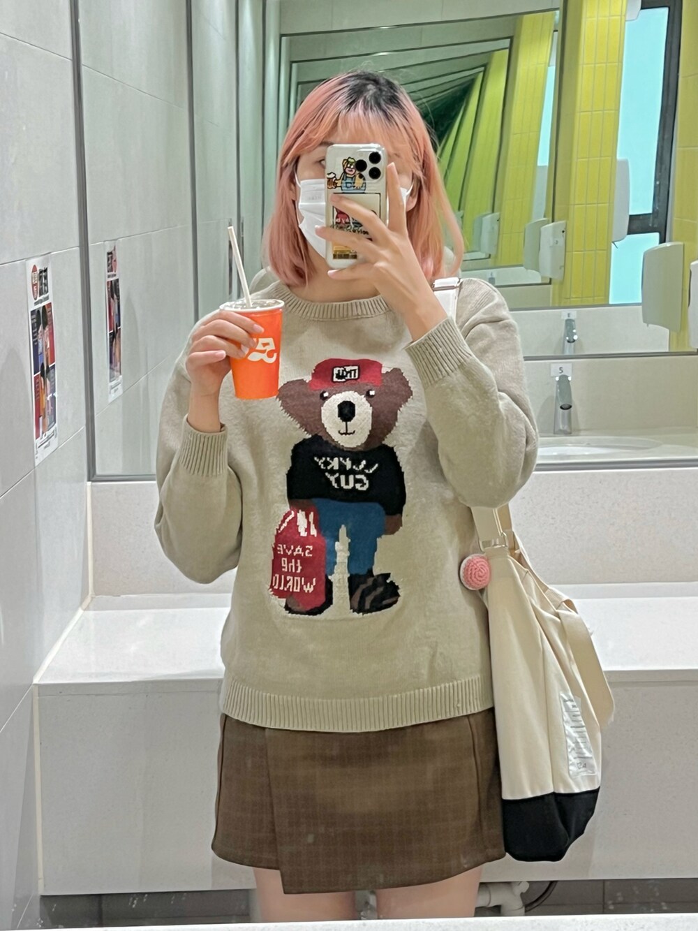 ホワイト系のショルダーバッグ、ブラック系のドレスシューズを着用したレディースの秋コーディネートの2枚目の写真