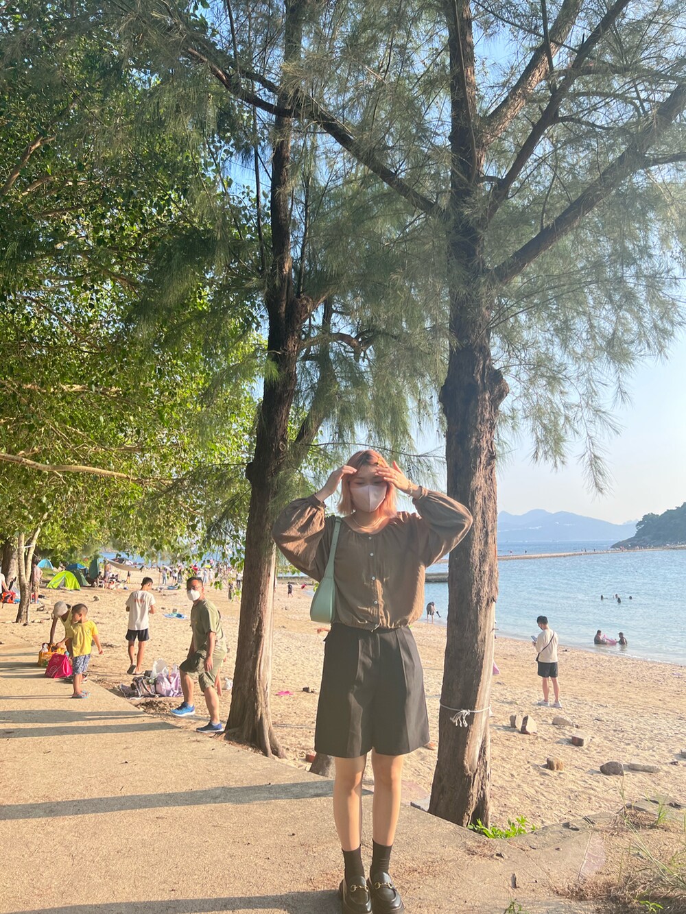 ブラック系のドレスシューズを着用したレディースの秋コーディネートの3枚目の写真