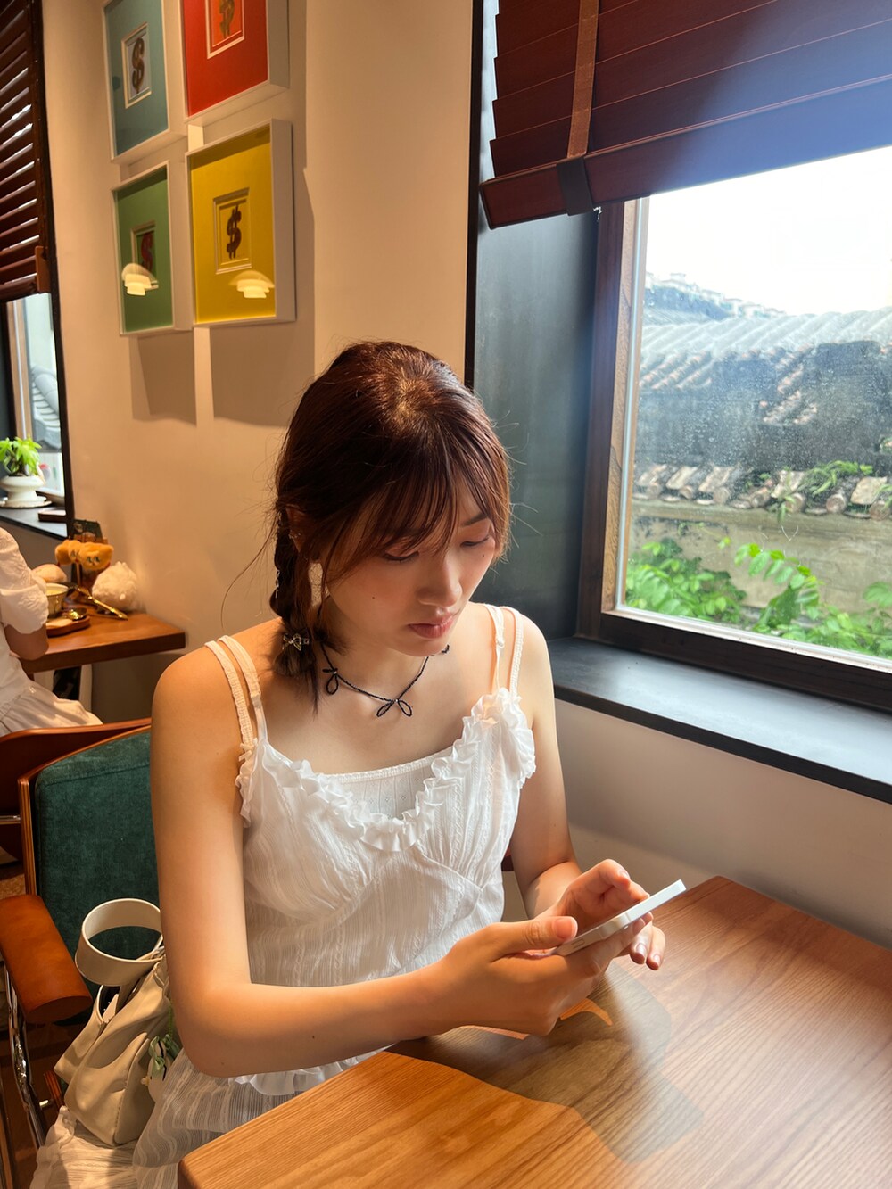 シルバー系のスニーカーを着用したレディースの夏コーディネートの3枚目の写真