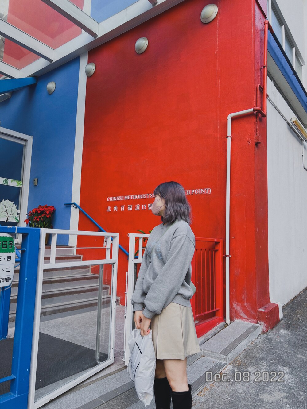 グリーン系のショルダーバッグを着用したレディースの冬コーディネートの3枚目の写真