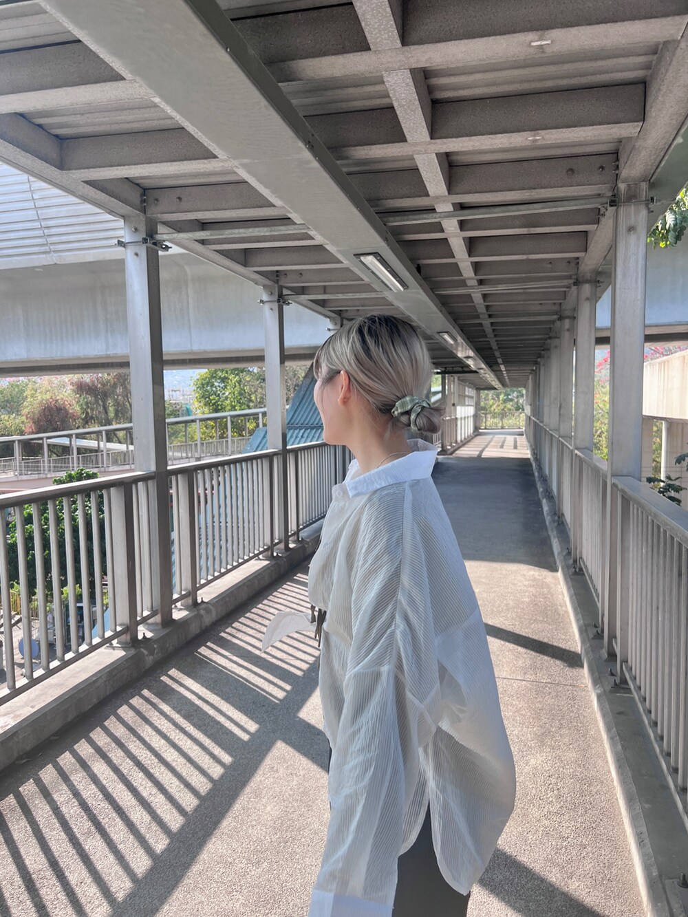 グレー系のスニーカー、ホワイト系のシャツ/ブラウスを着用したレディースの春コーディネートの4枚目の写真