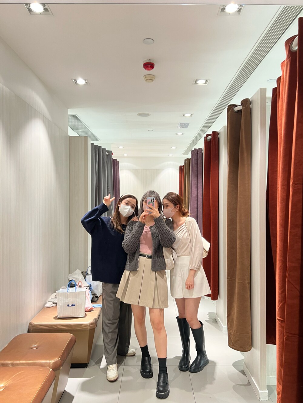 ホワイト系のショルダーバッグを着用したレディースの冬コーディネートの2枚目の写真