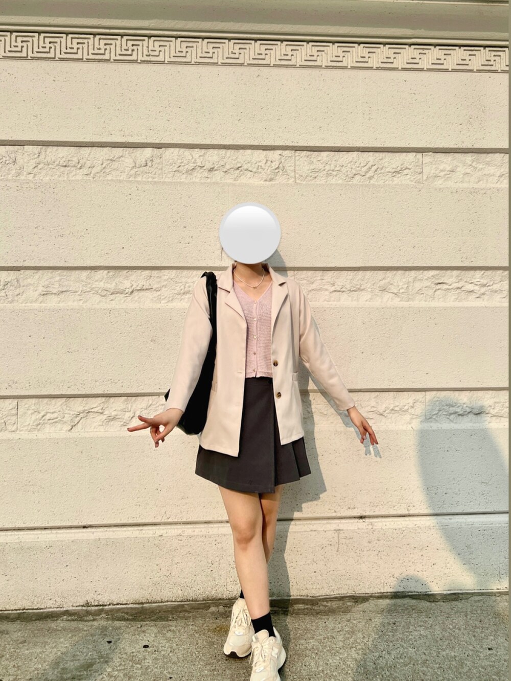 グレー系のスニーカーを着用したレディースの春コーディネートの2枚目の写真