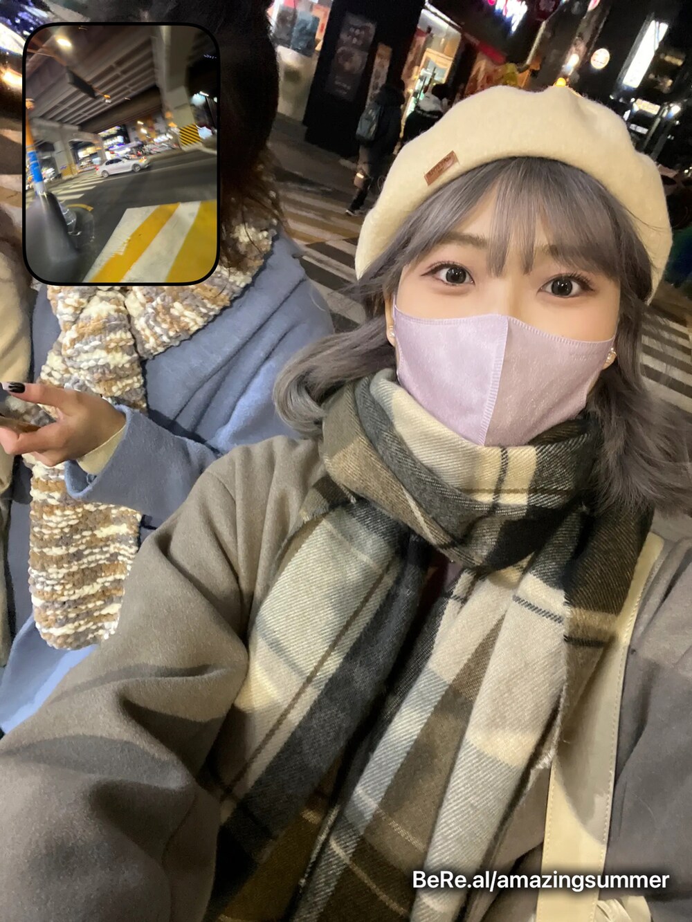 グレー系のノーカラーコートを着用したレディースの冬コーディネートの5枚目の写真