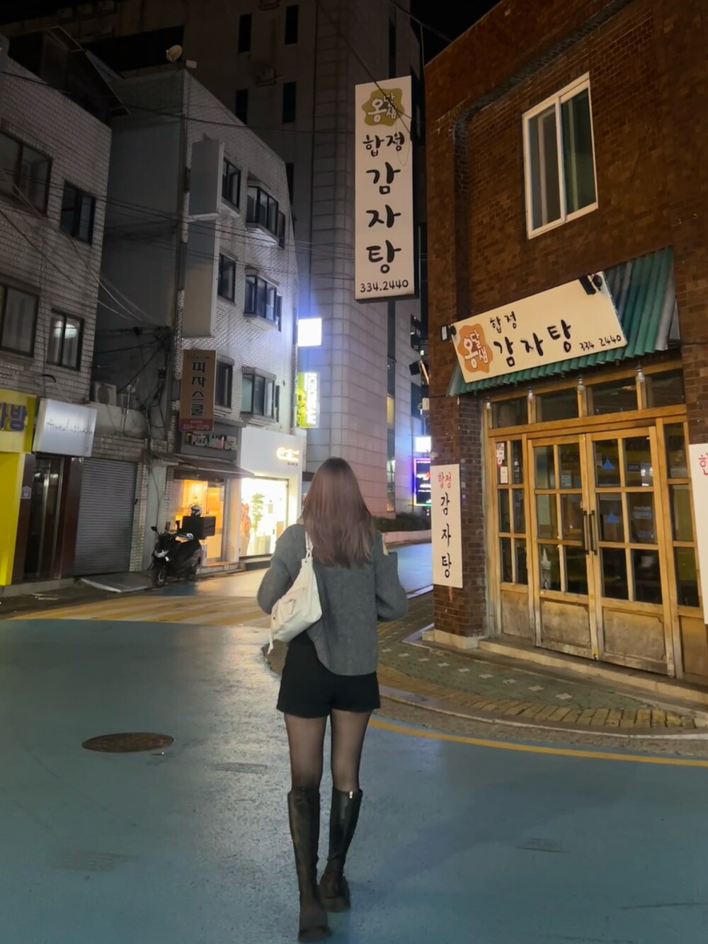 グレー系のニット/セーターを着用したレディースの秋コーディネートの5枚目の写真