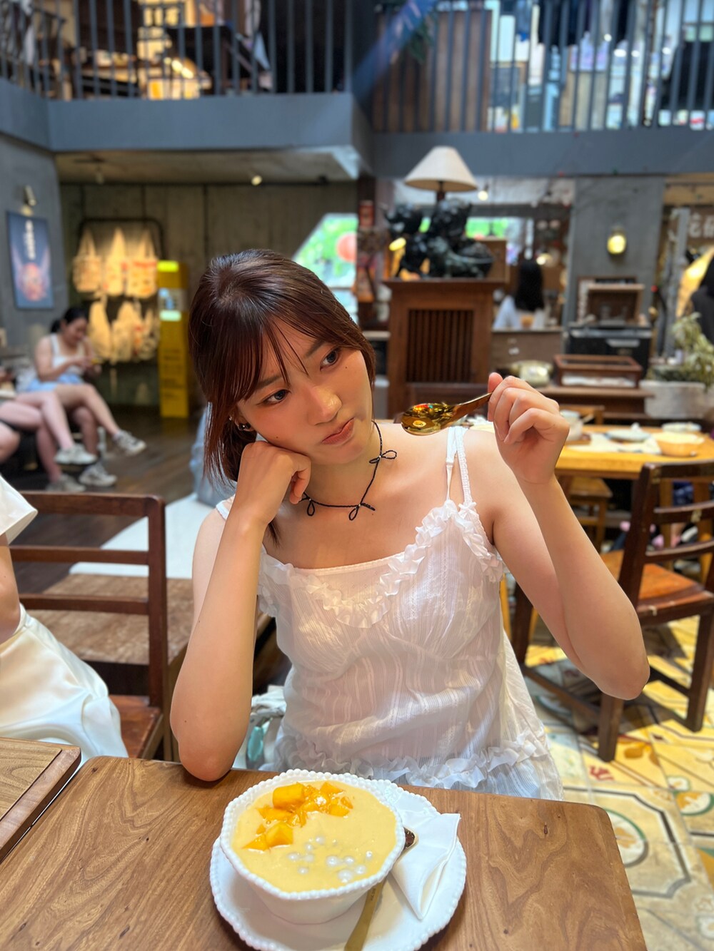 シルバー系のスニーカーを着用したレディースの夏コーディネートの4枚目の写真