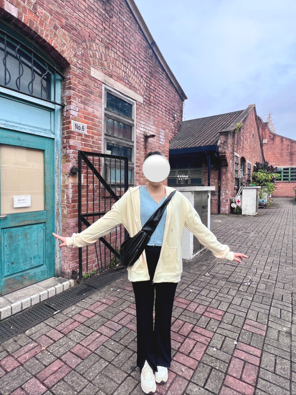 グレー系のスニーカーを着用したレディースの春コーディネートの2枚目の写真