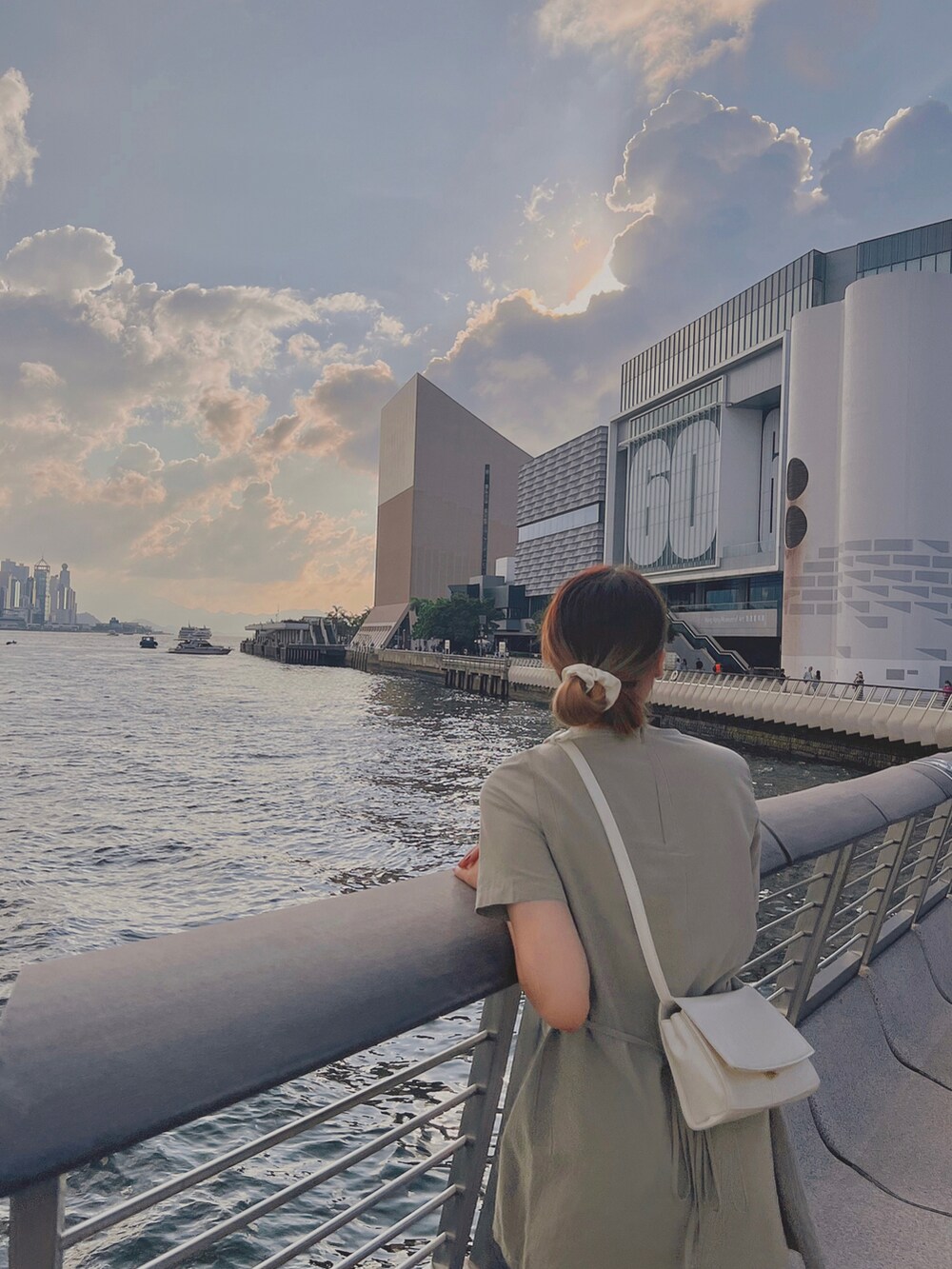 ブルー系のスカート、ホワイト系のショルダーバッグを着用したレディースの夏コーディネートの2枚目の写真