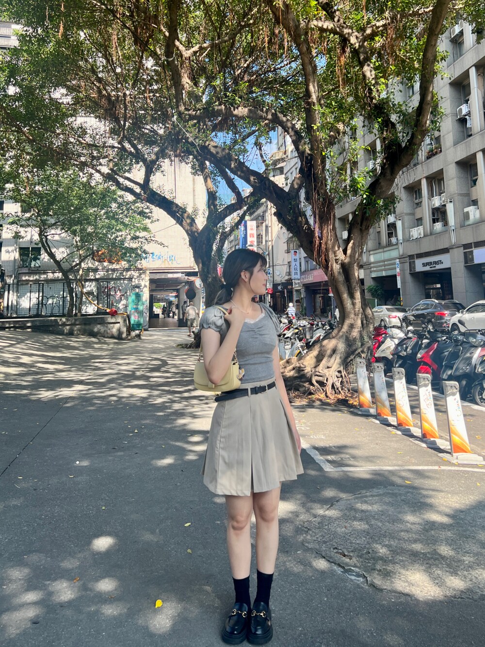 ブラック系のドレスシューズを着用したレディースの夏コーディネートの2枚目の写真