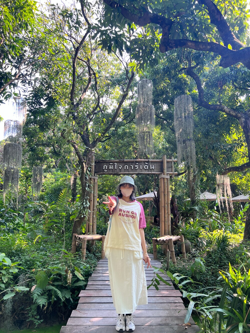 ホワイト系のスニーカーを着用したレディースの冬コーディネートの5枚目の写真