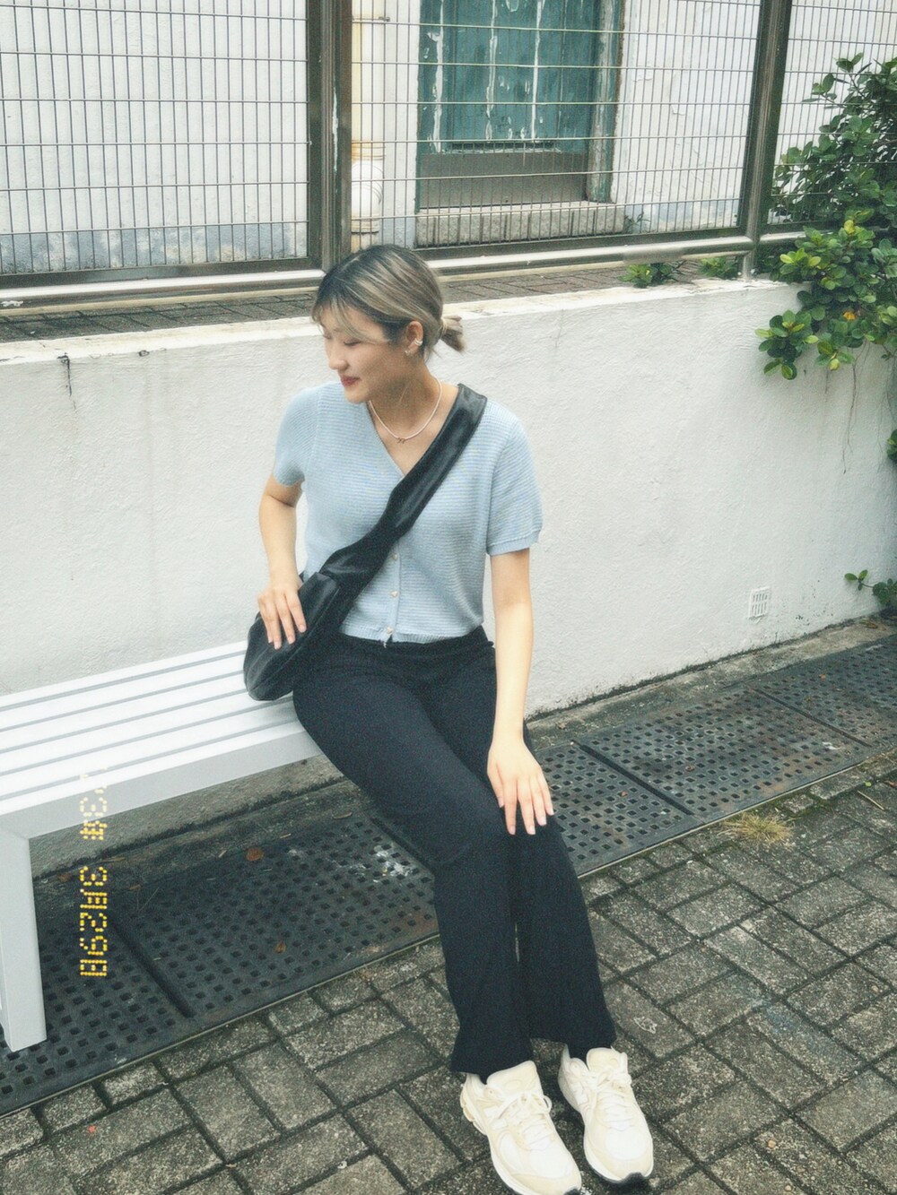 グレー系のスニーカーを着用したレディースの春コーディネートの4枚目の写真