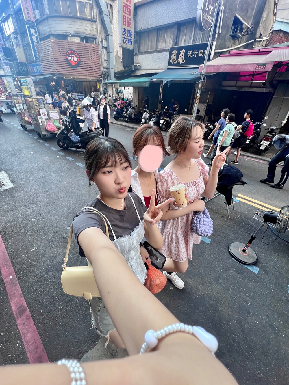 ベージュ系のスカートを着用したレディースの夏コーディネートの3枚目の写真