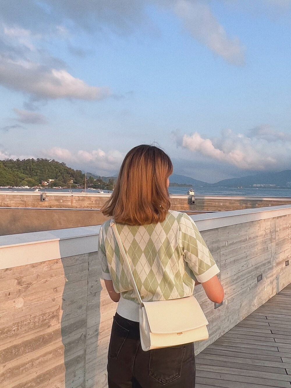 ベージュ系のスニーカーを着用したレディースの夏コーディネートの3枚目の写真